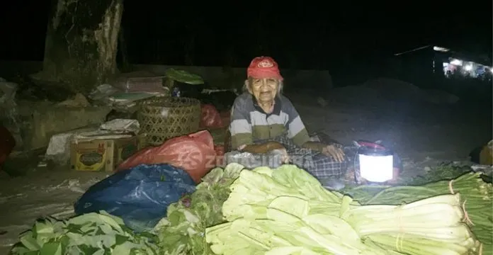 Kisah Ose, Nenek Tua Penjual Sayur yang Bekerja Siang Malam