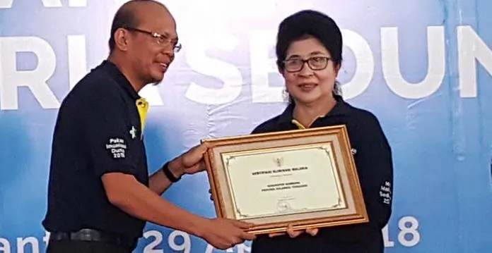 penghargaan_menkes Berhasil Cegah Penyakit Malaria, Tafdil Dapat Penghargaan Menkes RI