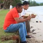 Jelang Debat Publik, Hugua Sebut Tak Ada Persiapan Khusus REKREASI - Calon Wakil Gubernur Sulawesi Tenggara (Sultra) nomor urut 2 Hugua didampingi putra Asrun, Asrizal Pratama Putra saat berekreaksi di Pantai Nambo untuk menghilangkan rasa tegangnya dalam menghadapi debat publik nanti, Selasa (3/4/2018). (Foto: Tim Pemenangan Asrun Hugua)