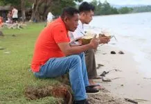 Jelang Debat Publik, Hugua Sebut Tak Ada Persiapan Khusus REKREASI - Calon Wakil Gubernur Sulawesi Tenggara (Sultra) nomor urut 2 Hugua didampingi putra Asrun, Asrizal Pratama Putra saat berekreaksi di Pantai Nambo untuk menghilangkan rasa tegangnya dalam menghadapi debat publik nanti, Selasa (3/4/2018). (Foto: Tim Pemenangan Asrun Hugua)