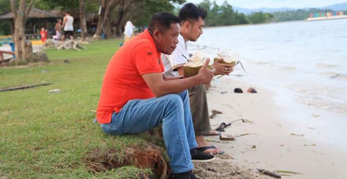 REKREASI - Calon Wakil Gubernur Sulawesi Tenggara (Sultra) nomor urut 2 Hugua didampingi putra Asrun, Asrizal Pratama Putra saat berekreaksi di Pantai Nambo untuk menghilangkan rasa tegangnya dalam menghadapi debat publik nanti, Selasa (3/4/2018). (Foto: Tim Pemenangan Asrun Hugua)