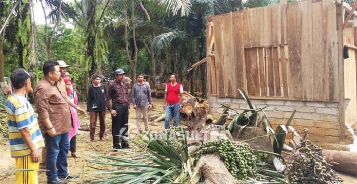 Bupati Rusman Patungan dengan SKPD Perbaiki Rumah Korban Angin Kencang