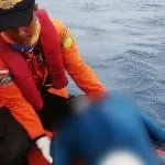 Mayat Nelayan Asal Iwoimendaa Dievakuasi Tim SAR Kolaka Mayat Nelayan Asal Iwoimendaa Dievakuasi Tim SAR Kolaka
