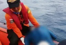 Mayat Nelayan Asal Iwoimendaa Dievakuasi Tim SAR Kolaka Mayat Nelayan Asal Iwoimendaa Dievakuasi Tim SAR Kolaka