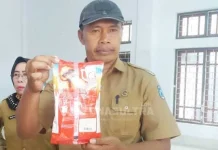 Jelang Ramadhan, Harga Sembako di Muna Naik 100 Persen OPERASI PASAR - Jelang Bulan Ramadan 1439 Hijriah, Dinas Perdagaan dan Perindustrian bersama Polres Muna menggelar operasi pasar di Pasar Laino Selasa (13/5/2018) pagi tadi. (Kasman/ZONASULTRA.COM) Gelar Operasi Pasar Jelang Ramadan, Disperindag Temukan Produk Kadaluarsa