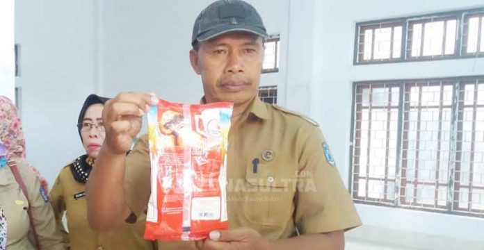 OPERASI PASAR - Jelang Bulan Ramadan 1439 Hijriah, Dinas Perdagaan dan Perindustrian bersama Polres Muna menggelar operasi pasar di Pasar Laino Selasa (13/5/2018) pagi tadi. (Kasman/ZONASULTRA.COM) Gelar Operasi Pasar Jelang Ramadan, Disperindag Temukan Produk Kadaluarsa