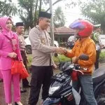 Jelang Buka Puasa, Personel Polres Konawe dan Bhayangkari Bagi-bagi Takjil Jelang Buka Puasa, Personel Polres Konawe dan Bhayangkari Bagi-bagi Takjil