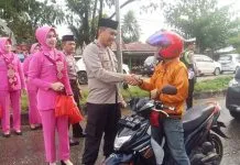 Jelang Buka Puasa, Personel Polres Konawe dan Bhayangkari Bagi-bagi Takjil Jelang Buka Puasa, Personel Polres Konawe dan Bhayangkari Bagi-bagi Takjil