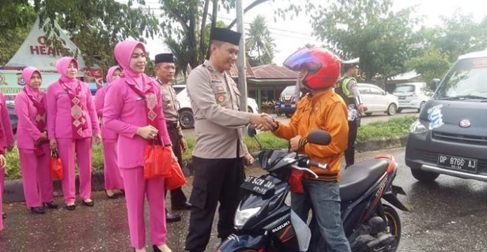 Jelang Buka Puasa, Personel Polres Konawe dan Bhayangkari Bagi-bagi Takjil