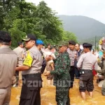 Pantau Banjir, Kapolres Konawe Semangati Para Korban Pantau Banjir, Kapolres Konawe Semangati Para Korban