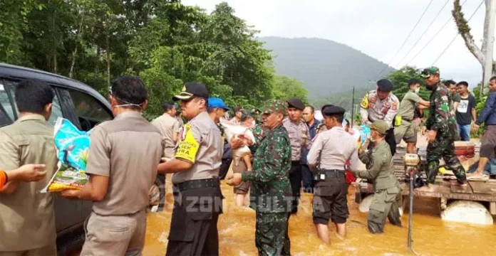 banjir_konut2 Pantau Banjir, Kapolres Konawe Semangati Para Korban