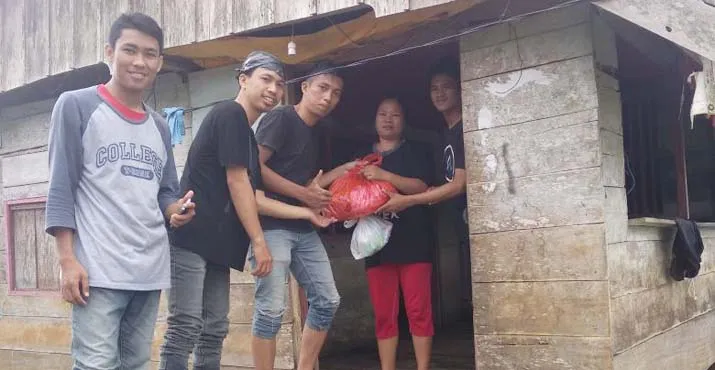 Front Paguyuban se-Kabupaten Konut Serahkan Bantuan Sembako Korban Banjir