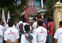 Spanduk Ormas Relawan Jokowi Dirusak, Massa Pospera Demo Panwaslu Baubau Spanduk Ormas Relawan Jokowi Dirusak, Massa Pospera Demo Panwaslu Baubau