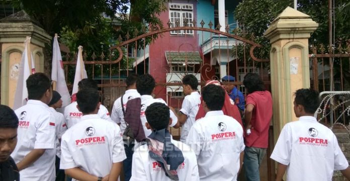 Spanduk Ormas Relawan Jokowi Dirusak, Massa Pospera Demo Panwaslu Baubau