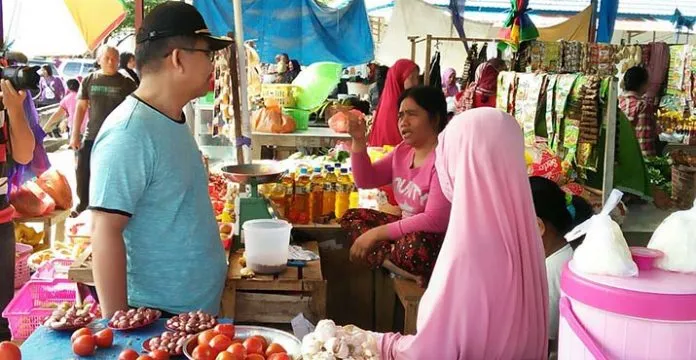 bupati_butur_tinjau Bupati Butur Tegaskan Pedagang di Pasar Minaminanga Harus Tertib