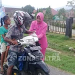 Bhayangkari Polres Buton Bagi-Bagi Takjil Kepada Pengguna Jalan Bhayangkari Polres Buton Bagi-Bagi Takjil Kepada Pengguna Jalan