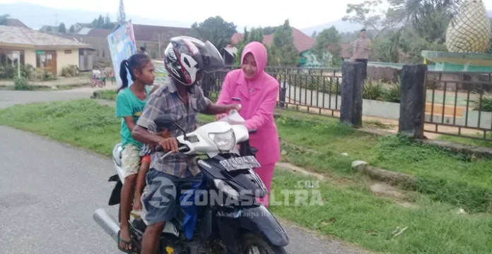 Bhayangkari Polres Buton Bagi-Bagi Takjil Kepada Pengguna Jalan