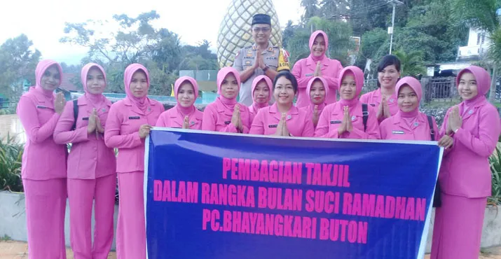 Bhayangkari Polres Buton Bagi-Bagi Takjil Kepada Pengguna Jalan