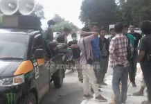 PT VDNI Dituding Rusak Lahan Tambak, Puluhan Massa Berdemo di Polda PT VDNI Dituding Rusak Lahan Tambak, Puluhan Massa Berdemo di Polda