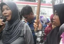 Desak Hakim Jatuhkan Hukuman Berat, Ibunda Jalil dan Sekelompok Massa Demo Pengadilan Desak Hakim Jatuhkan Hukuman Berat, Ibunda Jalil dan Sekelompok Massa Demo Pengadilan