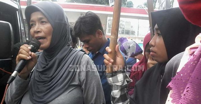 Desak Hakim Jatuhkan Hukuman Berat, Ibunda Jalil dan Sekelompok Massa Demo Pengadilan