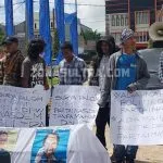 Kantor Nasdem Sultra Didemo, Massa Simpan Keranda Mayat di Depan Pintu Kantor Nasdem Sultra Didemo, Massa Simpan Keranda Mayat di Depan Pintu