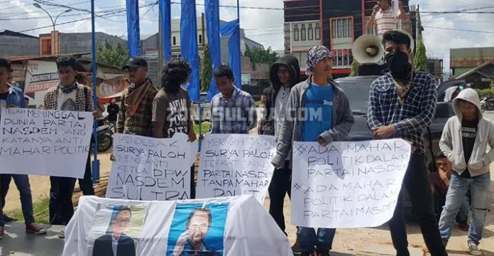 Kantor Nasdem Sultra Didemo, Massa Simpan Keranda Mayat di Depan Pintu