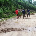 Dilalui Truk Pengangkut Sawit, Jalan Umum Desa Andeo Rusak Parah Dilalui Truk Pengangkut Sawit, Jalan Umum Desa Andeo Rusak Parah