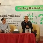 Jamin Penyembelihan Halal, Sultra Butuh Rumah Potong Unggas DIALOG RAMADAN - Direktur Lembaga Pengkajian Pangan, Obat-obatan, dan Kosmetik (LPPOM) Majelis Ulama Indonesia (MUI) Sultra Wa Ode Asnah Ganiu (jilbab pink), Ketua Perhimpunan Hotel dan Restoran Indonesia (PHRI) Kota Kendari Machmud Al Habsy (tengah), dan Moderator Andi Syahrir dalam acara Dialog Ramadan bertema "Dilema Sertifikasi Produk Halal" yang digelar Ikatan Cendekiawan Muslim Indonesia (ICMI) Kota Kendari di Hotel Zahra Kendari, Senin (28/5/2018). (Foto Istimewa)