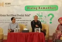 Jamin Penyembelihan Halal, Sultra Butuh Rumah Potong Unggas DIALOG RAMADAN - Direktur Lembaga Pengkajian Pangan, Obat-obatan, dan Kosmetik (LPPOM) Majelis Ulama Indonesia (MUI) Sultra Wa Ode Asnah Ganiu (jilbab pink), Ketua Perhimpunan Hotel dan Restoran Indonesia (PHRI) Kota Kendari Machmud Al Habsy (tengah), dan Moderator Andi Syahrir dalam acara Dialog Ramadan bertema "Dilema Sertifikasi Produk Halal" yang digelar Ikatan Cendekiawan Muslim Indonesia (ICMI) Kota Kendari di Hotel Zahra Kendari, Senin (28/5/2018). (Foto Istimewa)