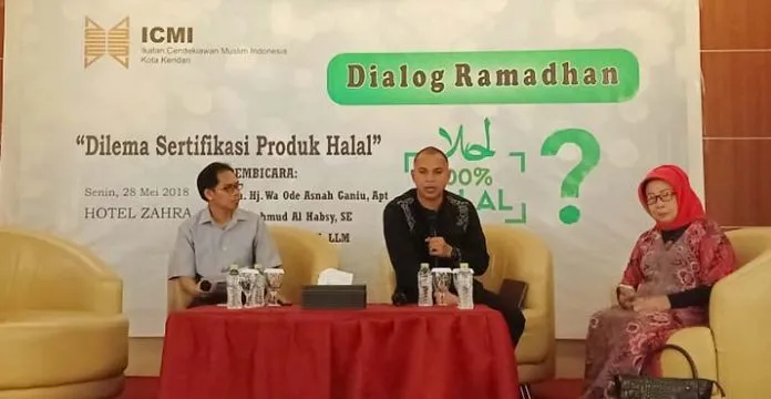 DIALOG RAMADAN - Direktur Lembaga Pengkajian Pangan, Obat-obatan, dan Kosmetik (LPPOM) Majelis Ulama Indonesia (MUI) Sultra Wa Ode Asnah Ganiu (jilbab pink), Ketua Perhimpunan Hotel dan Restoran Indonesia (PHRI) Kota Kendari Machmud Al Habsy (tengah), dan Moderator Andi Syahrir dalam acara Dialog Ramadan bertema "Dilema Sertifikasi Produk Halal" yang digelar Ikatan Cendekiawan Muslim Indonesia (ICMI) Kota Kendari di Hotel Zahra Kendari, Senin (28/5/2018). (Foto Istimewa)