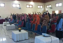 Dikbud Wakatobi Gelar Peningkatan Kompetensi Bagi Guru PAUD PELATIHAN - Sejumlah guru dan kepsek mengukuti Peningkatan Kompetensi Guru Paud se-Kabupaten Wakatobi yang digelar Dikbud setempat di Villa Nadila, Kompleks Manugela, Kecamatan Wangiwangi, Sabtu (12/5/2018). (Nova Ely Surya/ZONASULTRA.COM)