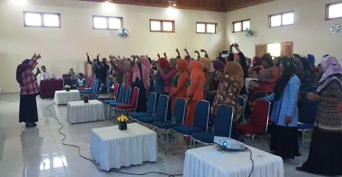 PELATIHAN - Sejumlah guru dan kepsek mengukuti Peningkatan Kompetensi Guru Paud se-Kabupaten Wakatobi yang digelar Dikbud setempat di Villa Nadila, Kompleks Manugela, Kecamatan Wangiwangi, Sabtu (12/5/2018). (Nova Ely Surya/ZONASULTRA.COM)