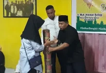 DPD Golkar Kendari Buka Puasa Bersama Kader BUKA PUASA - DPD Partai Golkar Kota Kendari menggelar buka puasa bersama dengan kader dan anak-anak pondok pesantren di Kota Kendari. (M Rasman Saputra/ZONASULTRA.COM)
