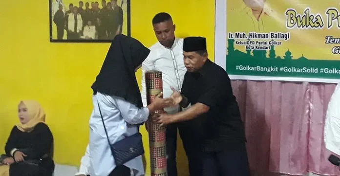 BUKA PUASA - DPD Partai Golkar Kota Kendari menggelar buka puasa bersama dengan kader dan anak-anak pondok pesantren di Kota Kendari. (M Rasman Saputra/ZONASULTRA.COM)