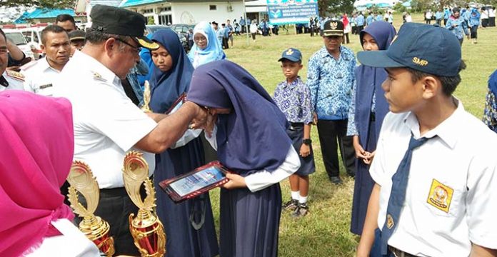 Peringati Hardiknas 2018, Pemda Mubar Beri Penghargaan 30 Siswa Berprestasi