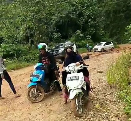 Truk Pengangkut Sawit Perparah Kerusakan Jalan Penghubung Lasolo-Meluhu