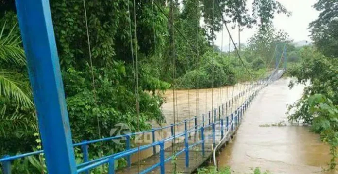 Jembatan Penghubung Padalere Konut Diterjang Banjir, Masyarakat Dua Desa Terisolir