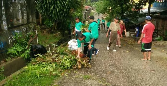 kerja_bakti_muna Ciptakan Kamtibmas, Polres Muna Ajak Warga Dua Lorong yang Sering Bertikai Kerja Bakti