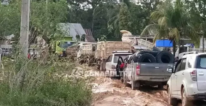 Diguyur Hujan, Jalan Penghubung Sultra-Sulteng Licin dan Berlumpur
