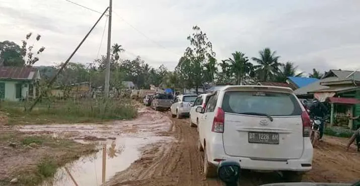 Diguyur Hujan, Jalan Penghubung Sultra-Sulteng Licin dan Berlumpur