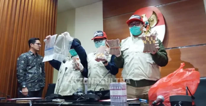 OTT Bupati Busel, KPK Sita Alat Peraga Kampanye Salah Satu Paslon Pilgub Sultra