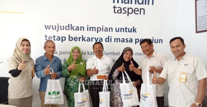 Bank Mandiri Taspen Kendari Berbagi Bingkisan dan Cek Kesehatan Gratis Bersama Pensiunan