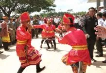 Tinjau Program TMMD di Mubar, Kasdam XIV Hasanuddin Disambut Silat Muna Tinjau Program TMMD di Mubar, Kasdam XIV Hasanuddin Disambut Silat Muna
