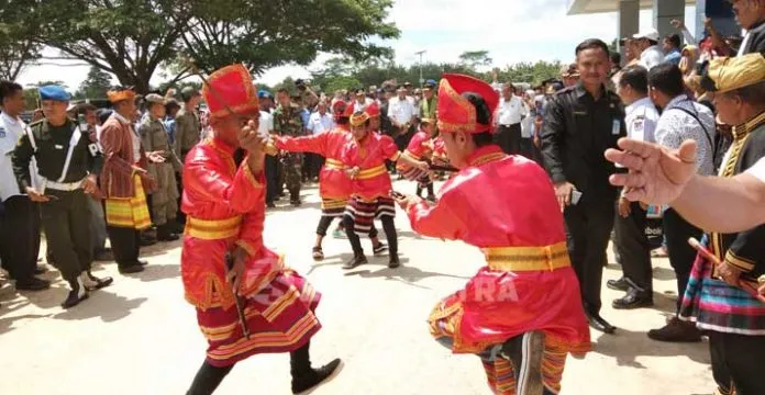 Tinjau Program TMMD di Mubar, Kasdam XIV Hasanuddin Disambut Silat Muna