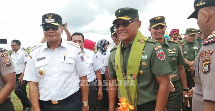 Tinjau Program TMMD di Mubar, Kasdam XIV Hasanuddin Disambut Silat Muna