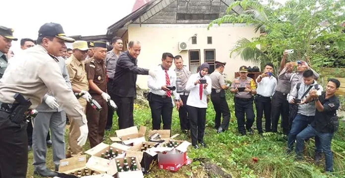 Polres Muna Musnahkan 8 Ton Miras Tradisional