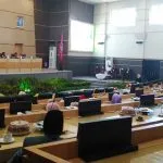 HUT ke-187, DPRD-Pemkot Kendari Tingkatkan Kemitraan Wujudkan Kota Layak Huni PARIPURNA ISTIMEWA - Dewan Perwakilan Rakyat Daerah (DPRD) Kota Kendari bersama Pemerintah Kota Kendari akan terus meningkatkan kemitraan untuk mewujudkan Kota Kendari menjadi kota layak huni. Hal itu dibahas saat RapatParipurna Istimewa DPRD Kota Kendari dalam rangka HUT Kota Kendari ke 187 di Gedung DPRD Kota Kendari, Rabu (9/5/2018). (Sitti Nurmalasari/ZONASULTRA.COM)