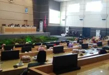 HUT ke-187, DPRD-Pemkot Kendari Tingkatkan Kemitraan Wujudkan Kota Layak Huni PARIPURNA ISTIMEWA - Dewan Perwakilan Rakyat Daerah (DPRD) Kota Kendari bersama Pemerintah Kota Kendari akan terus meningkatkan kemitraan untuk mewujudkan Kota Kendari menjadi kota layak huni. Hal itu dibahas saat RapatParipurna Istimewa DPRD Kota Kendari dalam rangka HUT Kota Kendari ke 187 di Gedung DPRD Kota Kendari, Rabu (9/5/2018). (Sitti Nurmalasari/ZONASULTRA.COM)