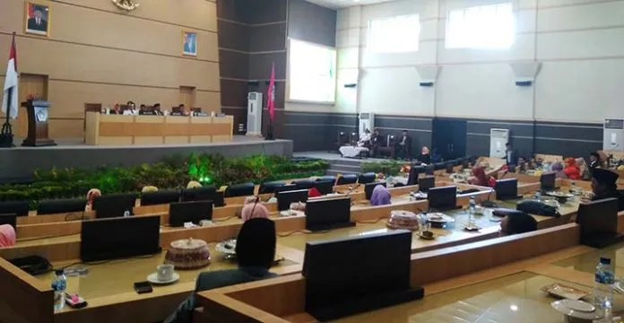 PARIPURNA ISTIMEWA - Dewan Perwakilan Rakyat Daerah (DPRD) Kota Kendari bersama Pemerintah Kota Kendari akan terus meningkatkan kemitraan untuk mewujudkan Kota Kendari menjadi kota layak huni. Hal itu dibahas saat RapatParipurna Istimewa DPRD Kota Kendari dalam rangka HUT Kota Kendari ke 187 di Gedung DPRD Kota Kendari, Rabu (9/5/2018). (Sitti Nurmalasari/ZONASULTRA.COM)